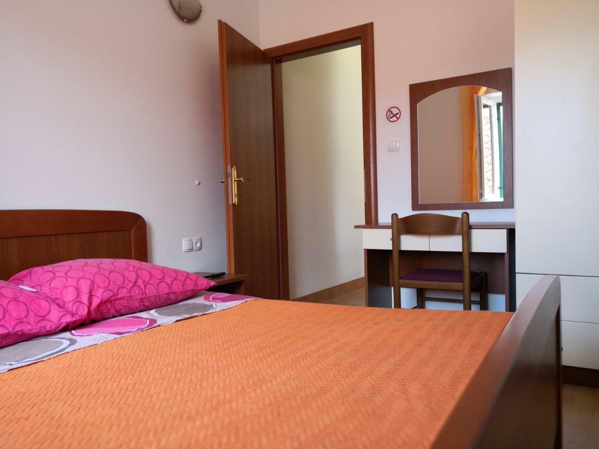 Apartments Jaksic Постира Экстерьер фото