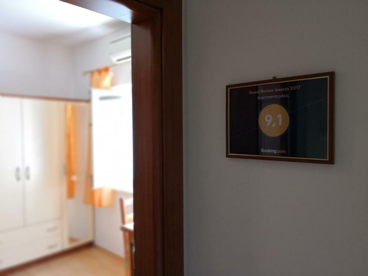 Apartments Jaksic Постира Экстерьер фото