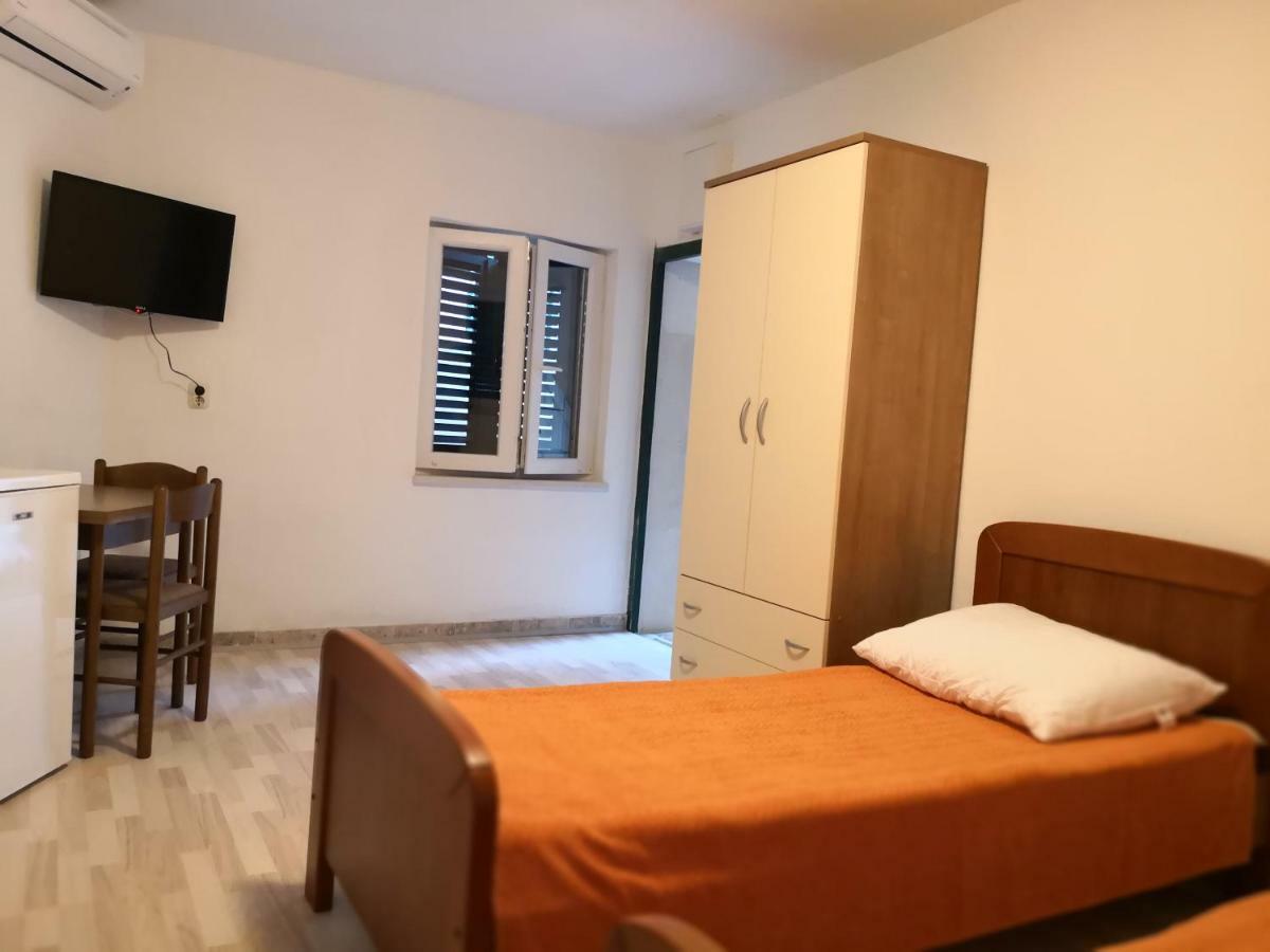 Apartments Jaksic Постира Экстерьер фото