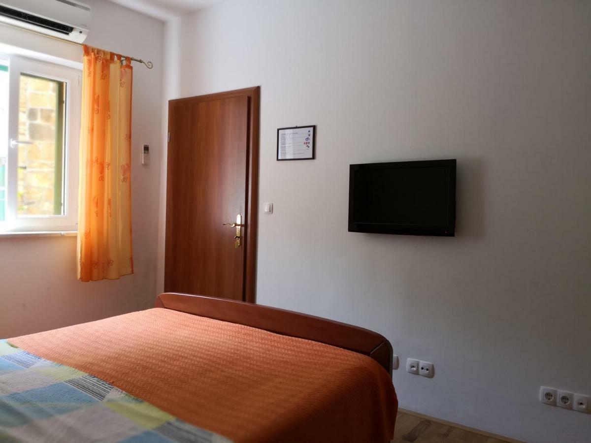 Apartments Jaksic Постира Экстерьер фото